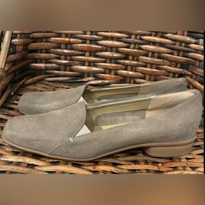 Sesto Meucci Tan Flats Timeless Loafers make in Italy . Size 11